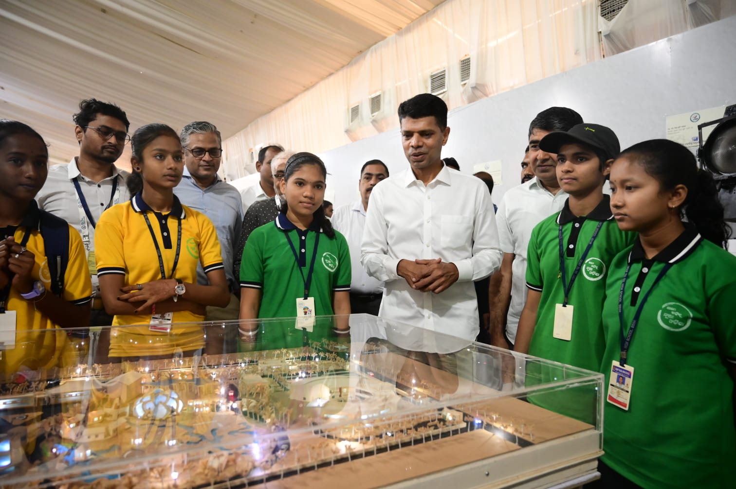 ବିଶ୍ୱ ଓଡ଼ିଆ ଭାଷା ସମ୍ମିଳନୀର ପ୍ରଦର୍ଶନୀ ବୁଲି ଦେଖିଲେ ୫-ଟି ଓ ନବୀନ ଓଡ଼ିଶା ଅଧ୍ୟକ୍ଷ