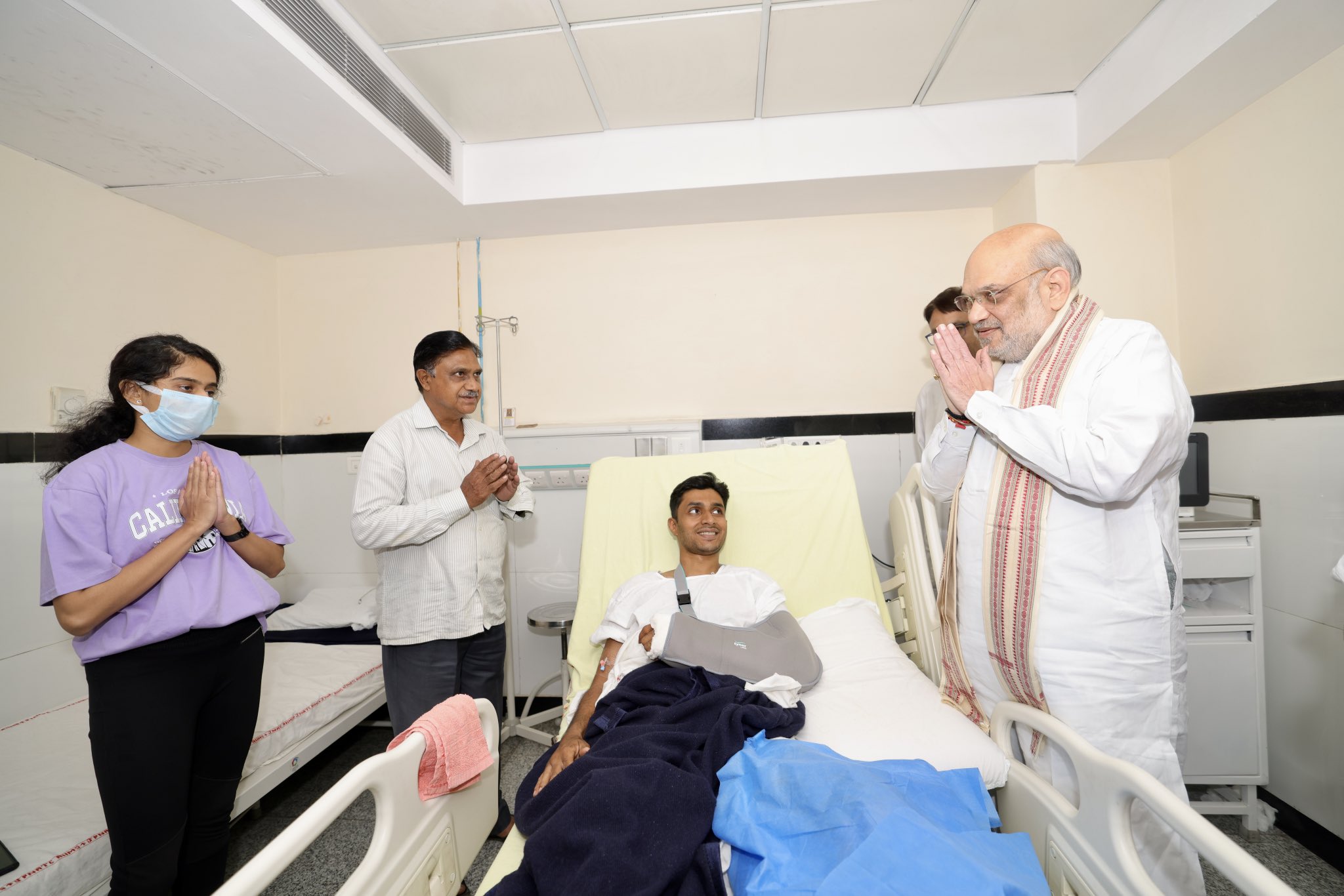 ଛତିଶଗଡ଼ ଏବଂ ତେଲଙ୍ଗାନା ସୀମାରେ ନକ୍ସଲ ବିରୋଧୀ ଅପରେସନରେ ଆହତ ସୁରକ୍ଷାକର୍ମୀଙ୍କୁ ଦିଲ୍ଲୀ ଏମସରେ ଭେଟିଛନ୍ତି କେନ୍ଦ୍ର ସ୍ୱରାଷ୍ଟ୍ର ମନ୍ତ୍ରୀ ଶ୍ରୀ ଅମିତ ଶାହ