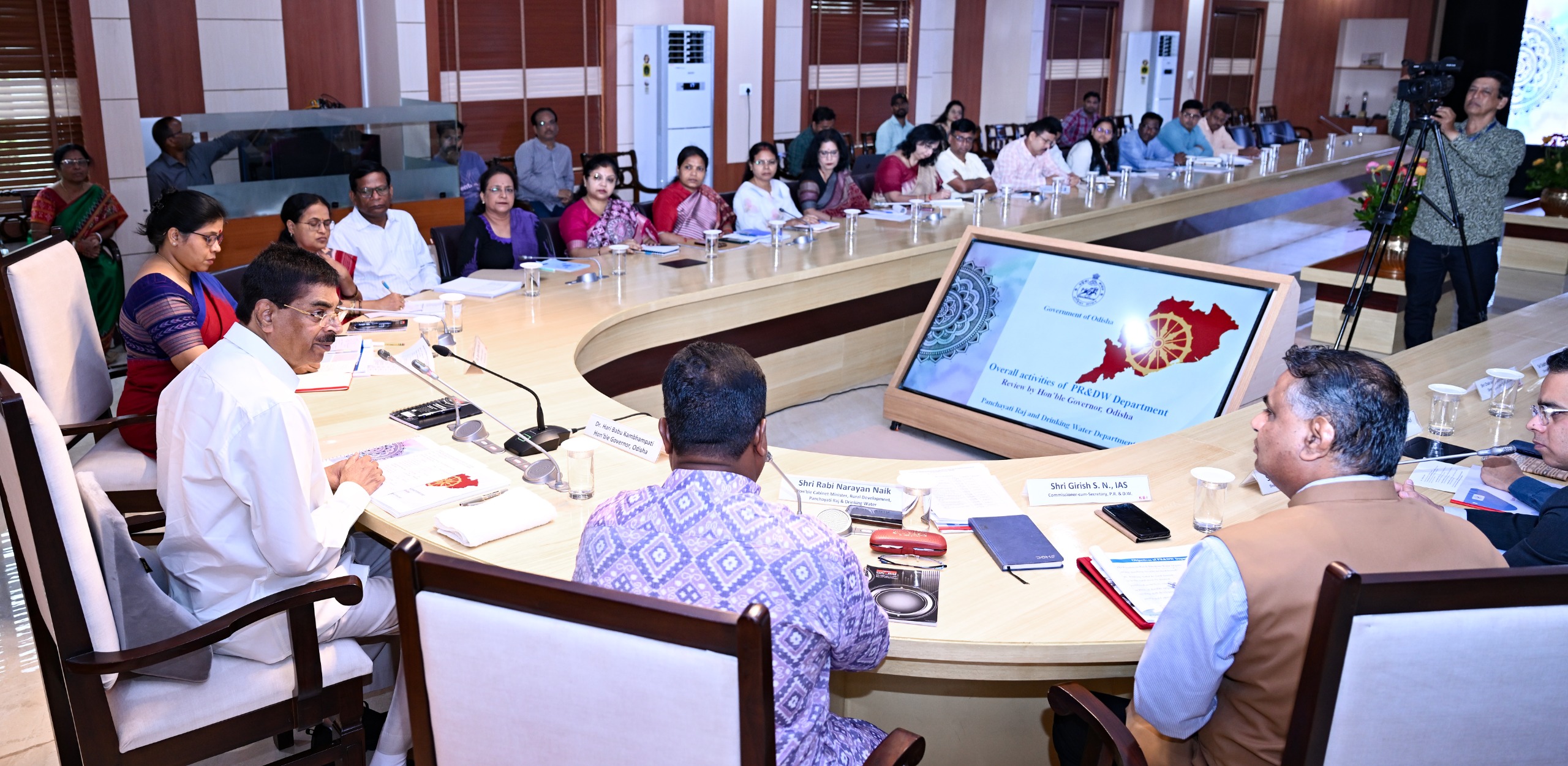 ରାଜ୍ୟପାଳଙ୍କ ଦ୍ୱାରା ପଂଚାୟତିରାଜ ଓ ପାନୀୟ ଜଳ ବିଭାଗର ସମୀକ୍ଷା ବିଭିନ୍ନ ଯୋଜନାର ସୁଫଳ ପ୍ରତ୍ୟେକ ହିତାଧୁକାରୀଙ୍କ ନିକଟରେ ପଂହଚାଇବା ଉପରେ ରାଜ୍ୟପାଳଙ୍କ ଗୁରୁତ୍ବ :