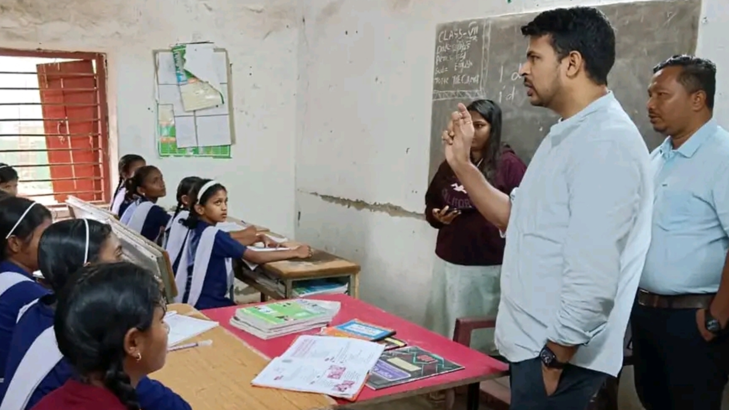 ବଣ୍ଡାଘାଟି ମୁଦୁଲିପଡା ଏସଏସଡି ବାଳିକା ଉଚ୍ଚ ବିଦ୍ୟାଳୟରେ ପାଠ ପଢାଇଲେ ଜିଲ୍ଲାପାଳ 