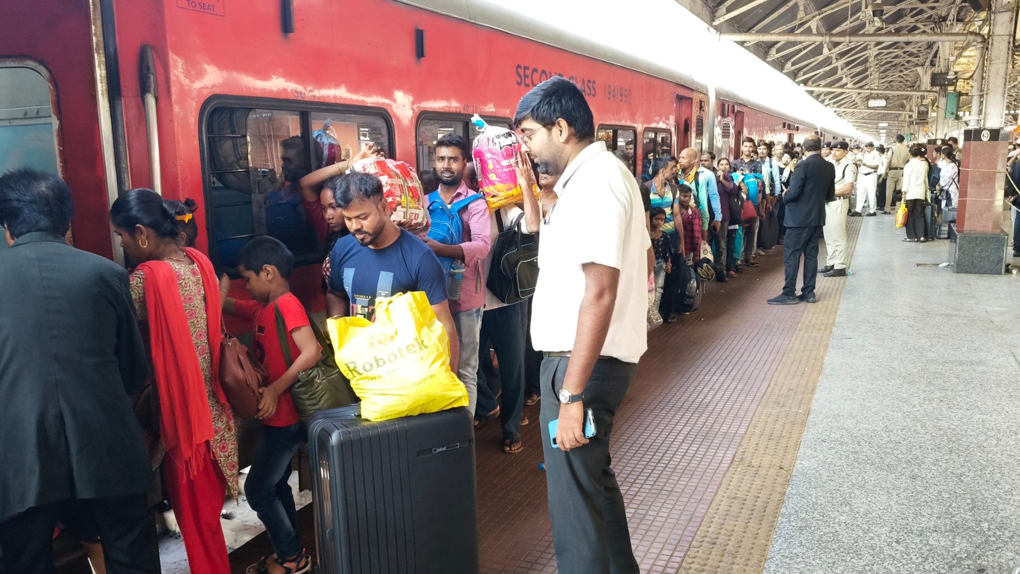 ବାତ୍ୟା ମୋନ୍ଥା ପାଇଁ ୪୩ ଟ୍ରେନ୍ ଚଳାଚଳ ପ୍ରଭାବିତ