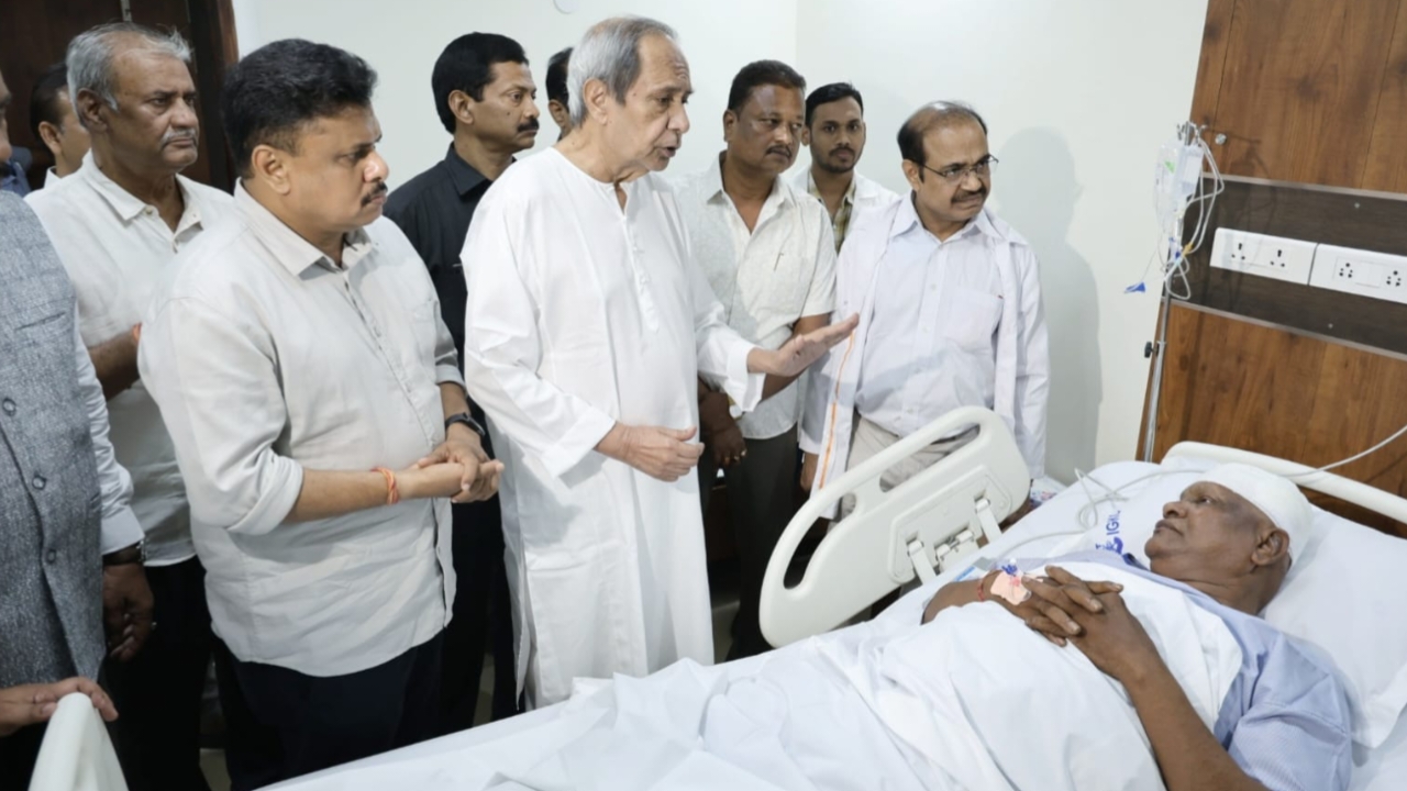 ଆହତ ଶେରଗଡ଼ ବ୍ଲକ ଅଧକ୍ଷ ଙ୍କୁ ହସ୍ପିଟାଲ ରେ ଭେଟିଲେ ନବୀନ ପଟ୍ଟନାୟକ 